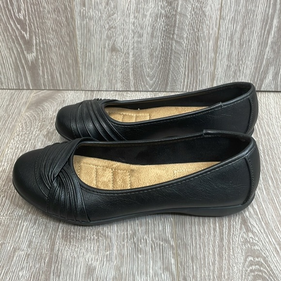 NWOT White Mountain Sable Faux Leather Gathered Ballet Flats 7 - Picture 4 of 14